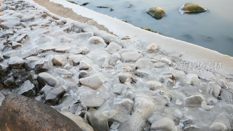 冬天冰雪覆盖的湖边石头