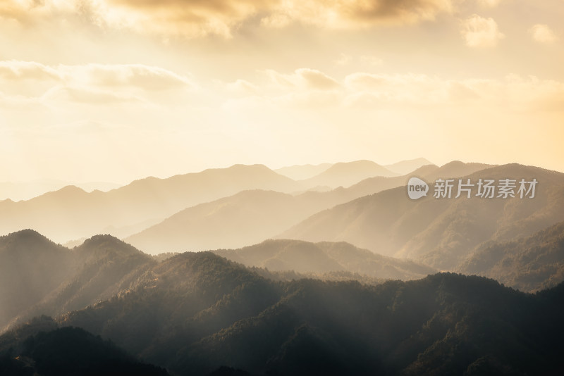 航拍杭州大明山景区山脉云雾缭绕风光
