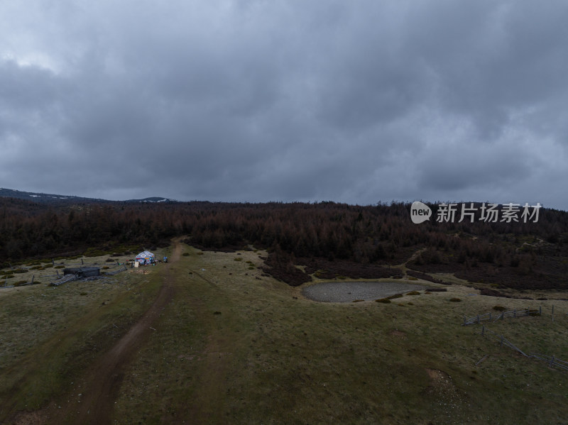 航拍香格里拉云雾中宏伟的雪山、森林