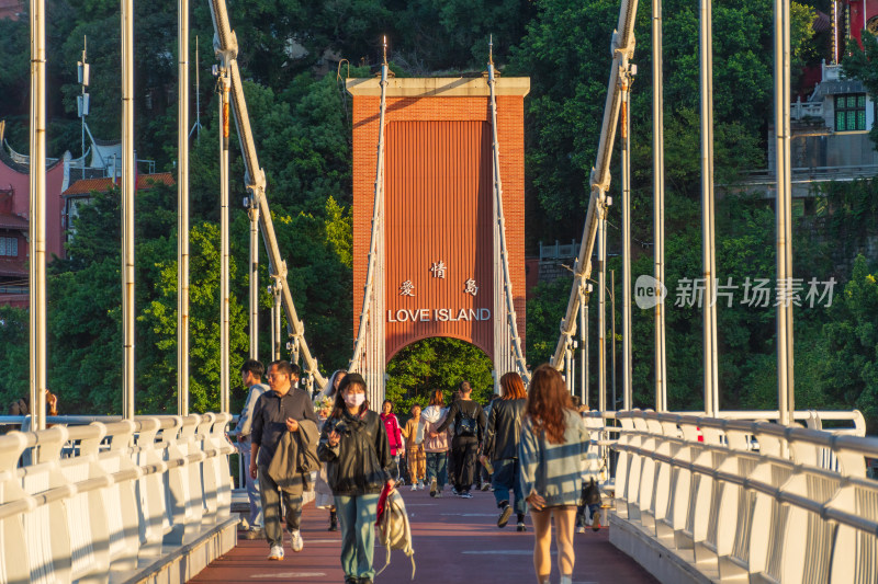 爱情岛桥上行人漫步