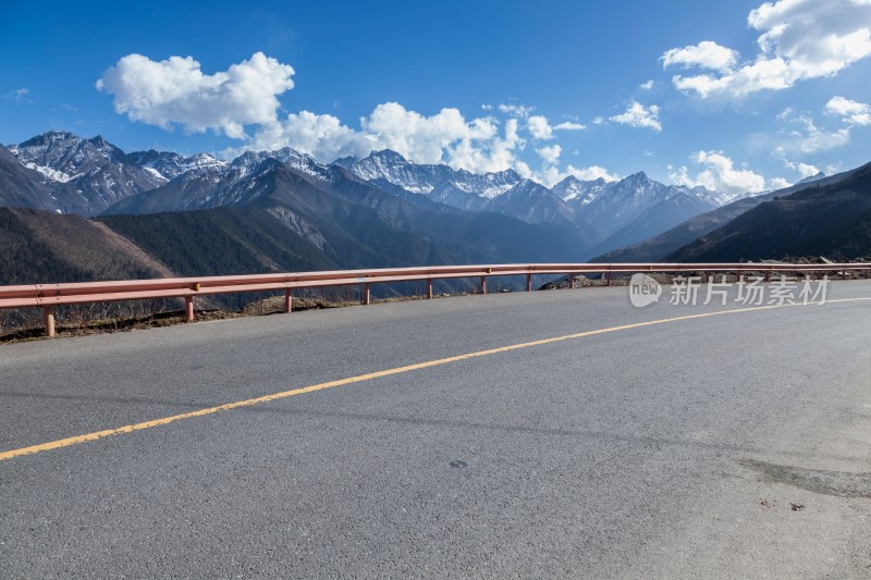 在巴郎山远眺四姑娘山