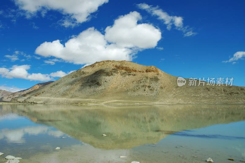 天空下的山川倒影