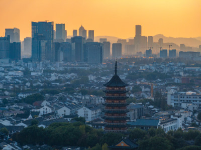 航拍夕阳下苏州古城区北寺塔高新区同框