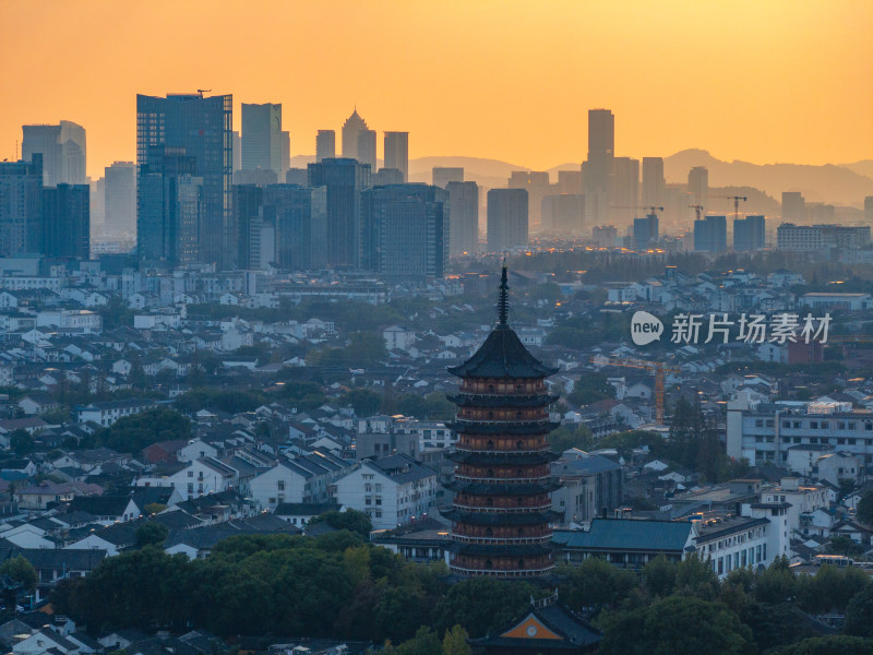 航拍夕阳下苏州古城区北寺塔高新区同框