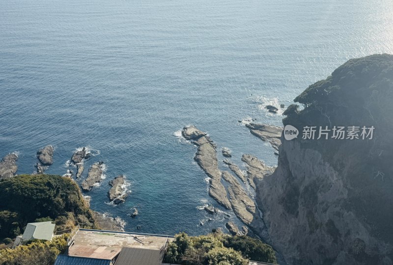 海边悬崖俯瞰视角的壮阔海景