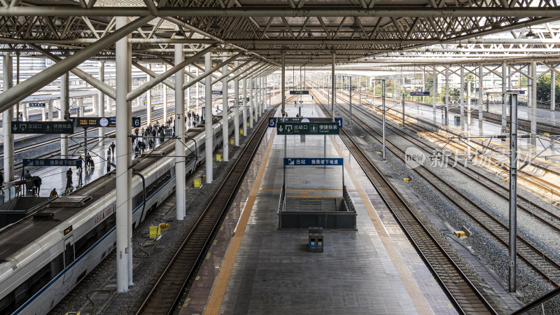 空旷的高铁站台及轨道全景