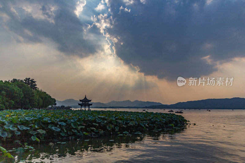 杭州西湖湖面上夕阳无限好