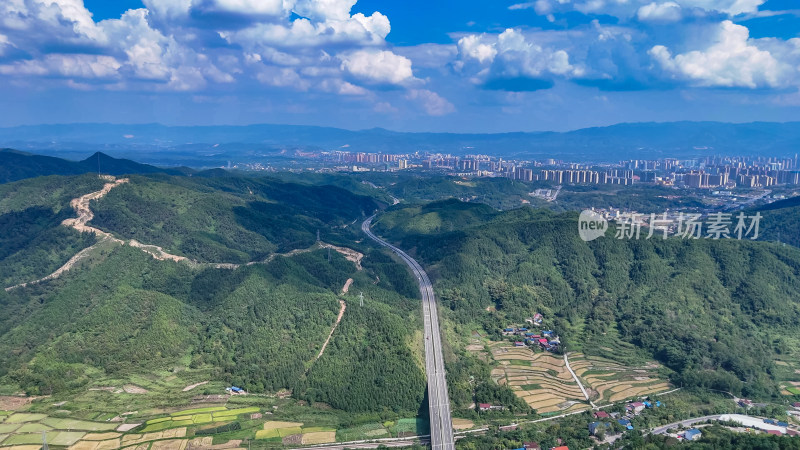 大山中的高速公路 航拍图