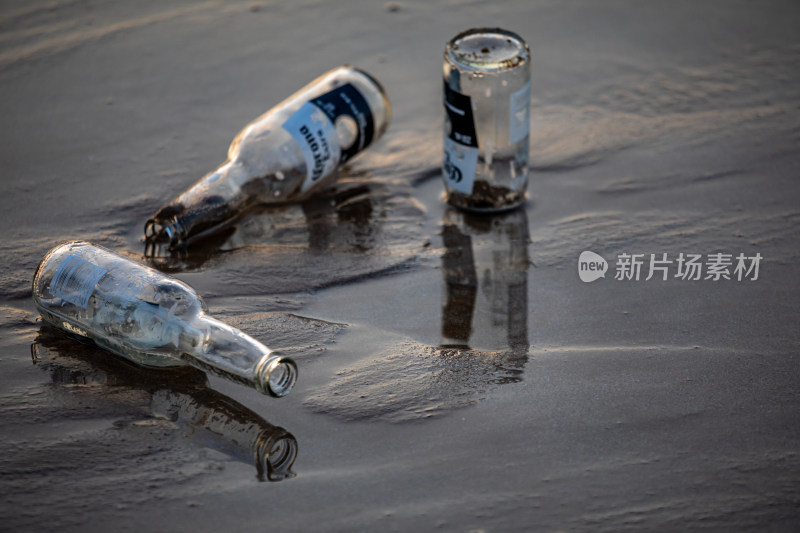 山东青岛石老人风景区海边海滩上的漂流瓶