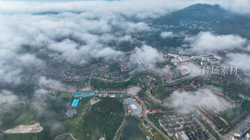 4k航拍晴隆阿妹戚托小镇 云雾缭绕小镇