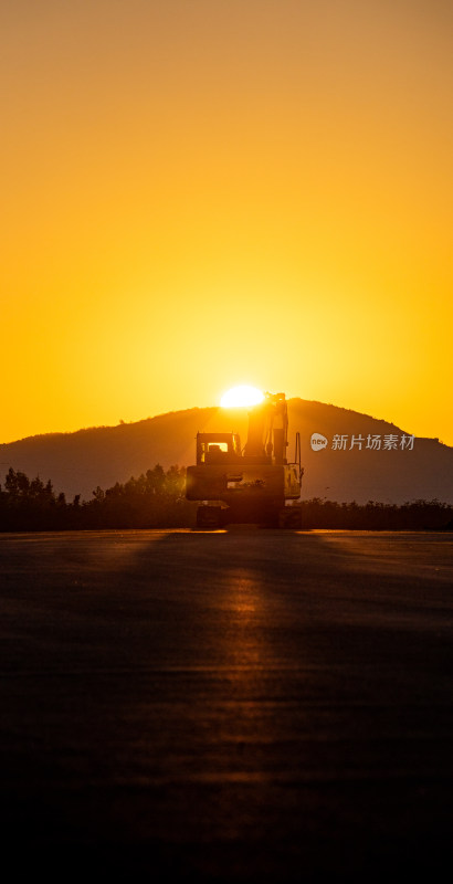 夕阳下道路上的景观