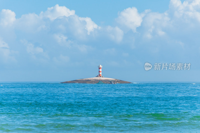 东山岛海上灯塔与蓝天白云海景