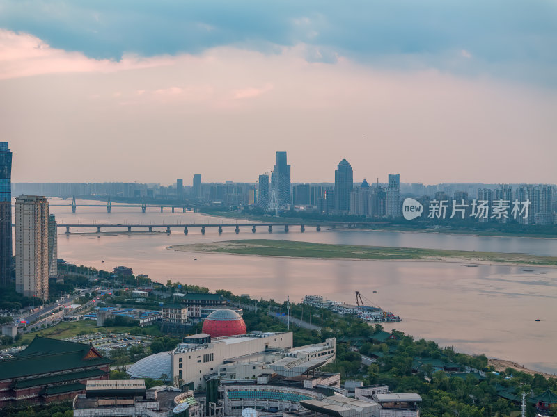 江西南昌滕王阁赣江双子塔日落蓝调夜景航拍