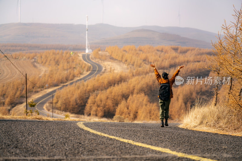 年轻女子户外徒步旅行的背影