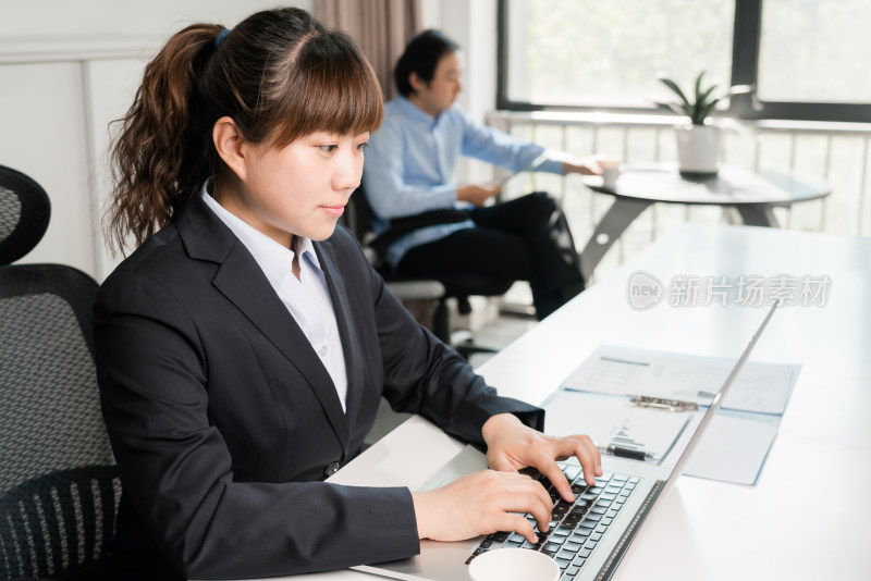 在办公室认真工作的中国年轻女性