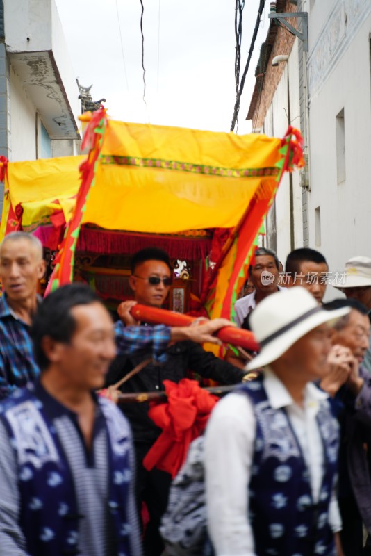 大理白族端午节身着民族服饰人们