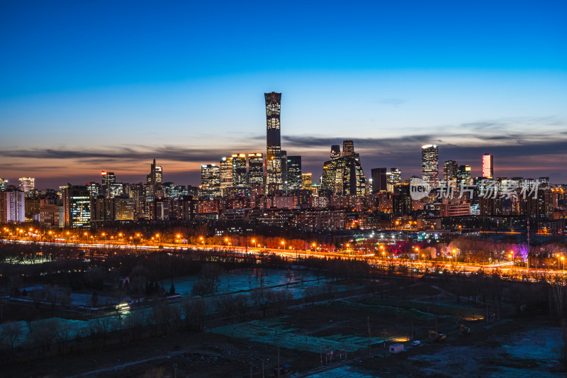 北京暮色下灯火辉煌的城市夜景