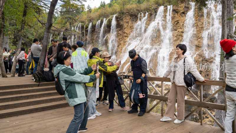 四川九寨沟景区的地标风景诺日朗瀑布及游客