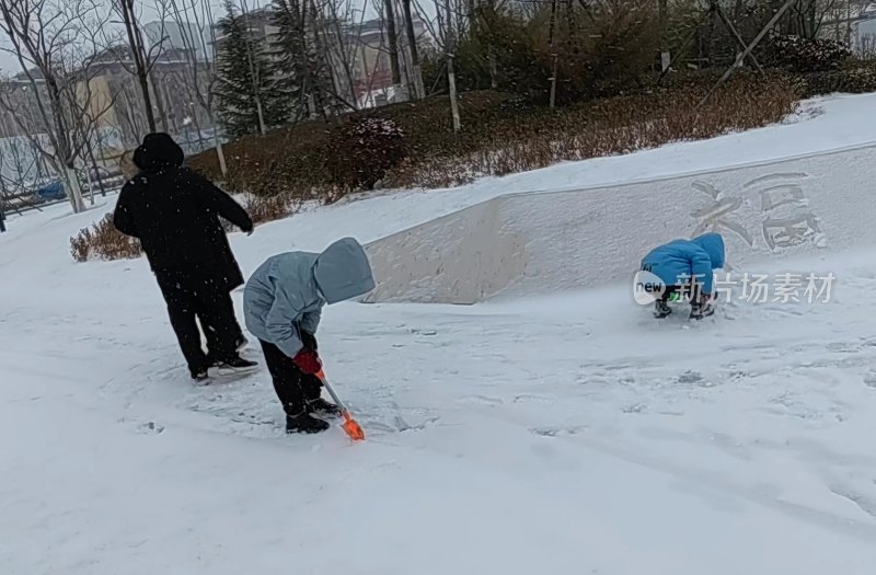 雪中两位儿童户外玩雪的场景