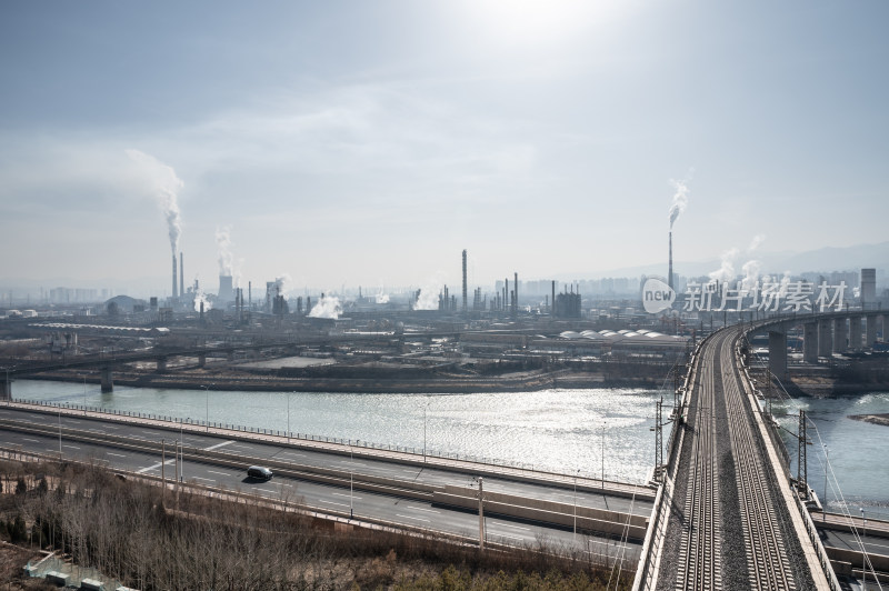 兰州西固工业区石化石油冶炼工厂和桥梁高铁