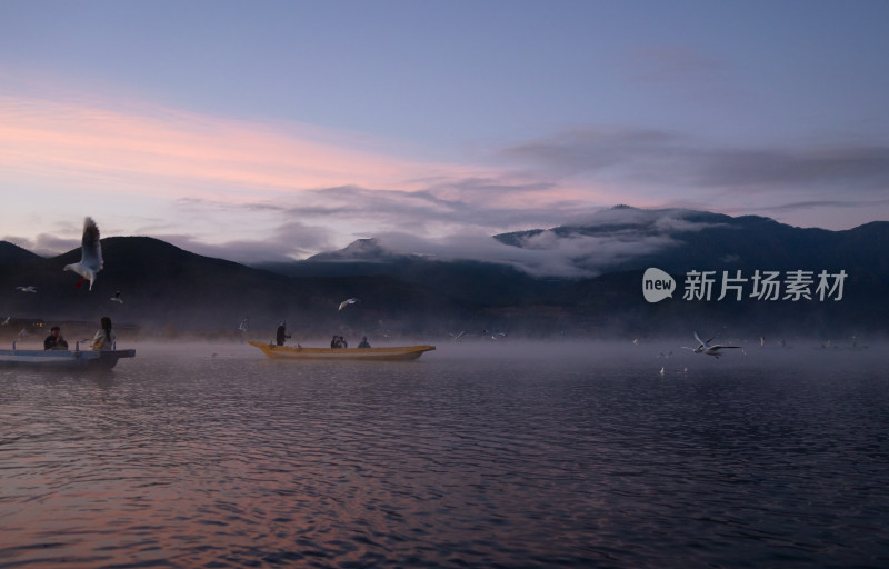 泸沽湖冬天唯美晨雾冬景