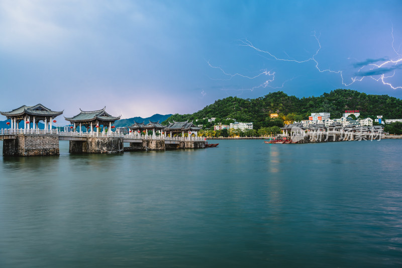 夏季夜晚广东潮州广济桥夜景闪电风光