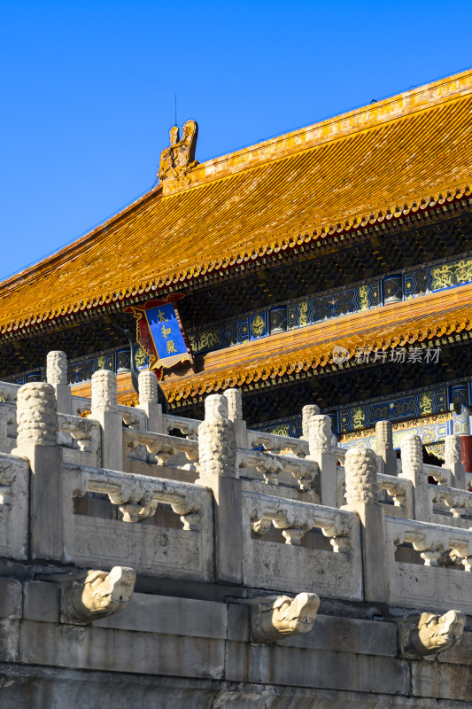 北京故宫的特色屋顶与围栏建筑景观