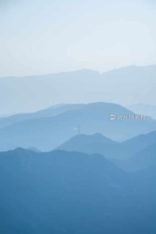 天空下的山脉与森林