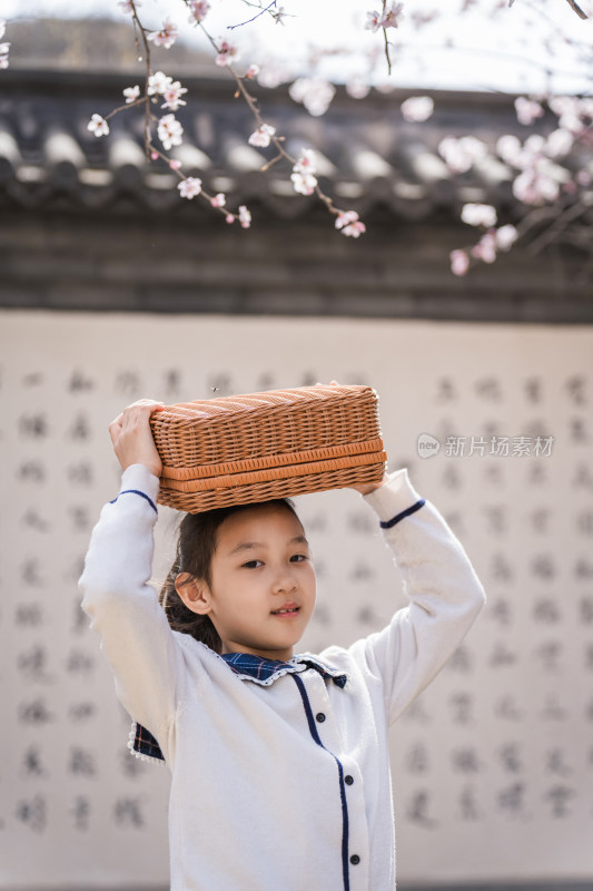 春天在北京爨底下村游玩踏青的中国女孩