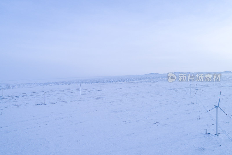 冬季雪地里的风力发电场