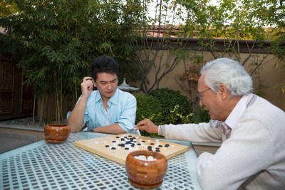 父子在院子里下棋