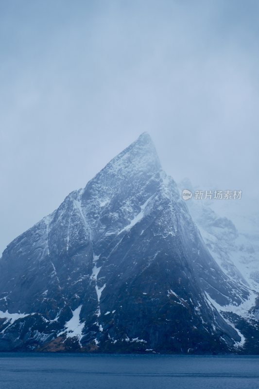 云雾缭绕的雪山景观