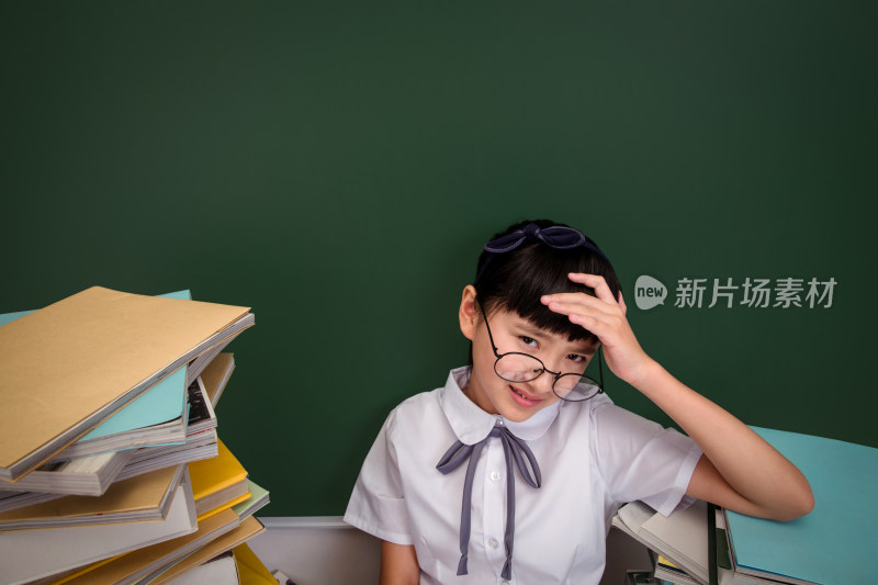 坐在书堆里的小学女生