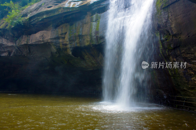 瀑布湖泊溪流风景背景