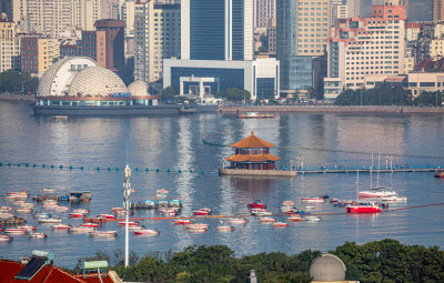 山东青岛小鱼山红瓦绿树碧海蓝天城市景观