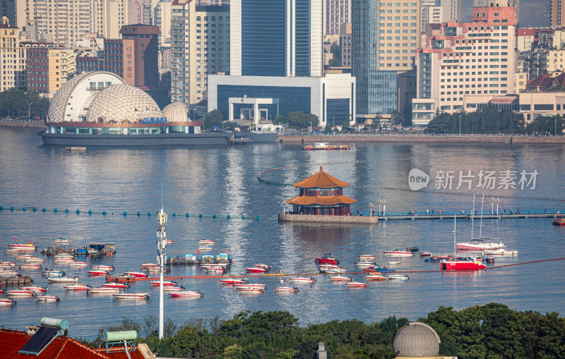 山东青岛小鱼山红瓦绿树碧海蓝天城市景观