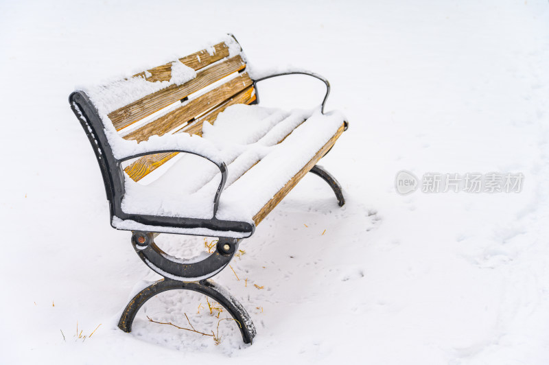 大雪后的公园长椅积雪