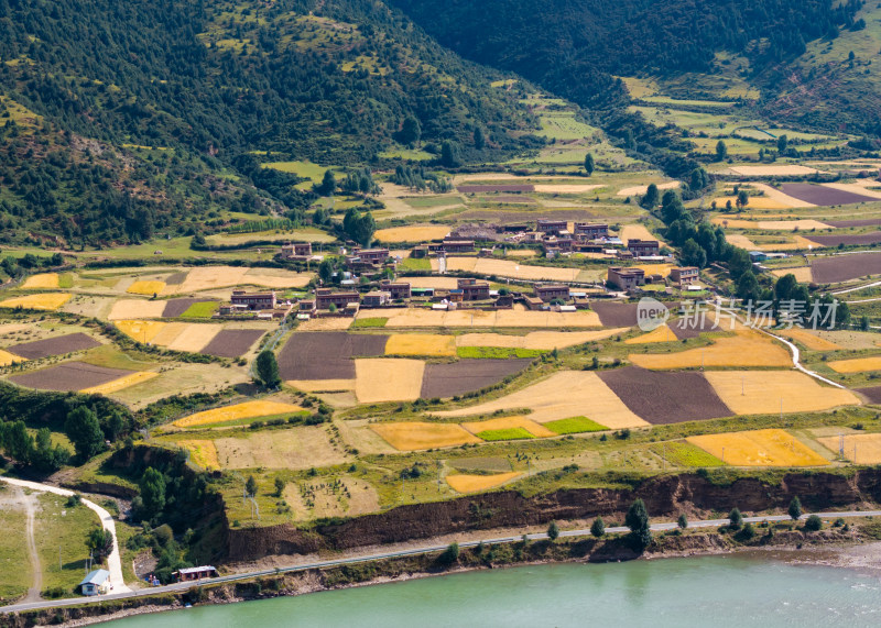 航拍理塘甲洼乡河谷秋景