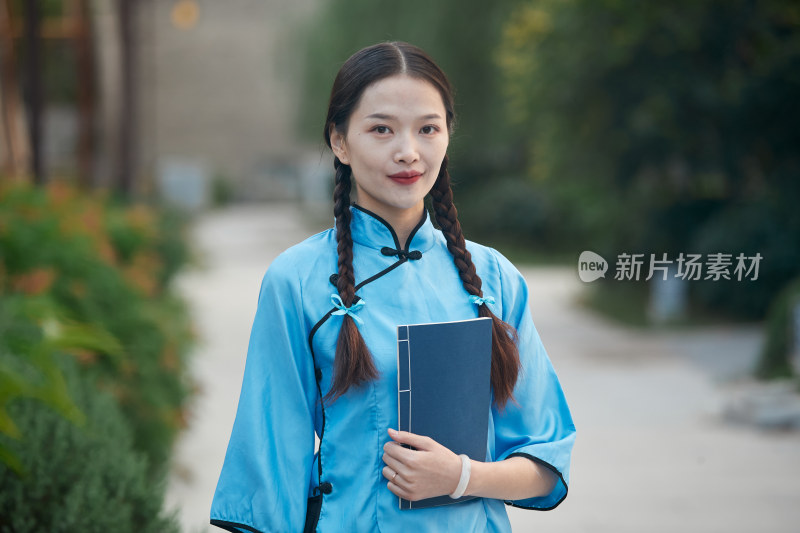 在古城身穿民国学生服饰的女大学生