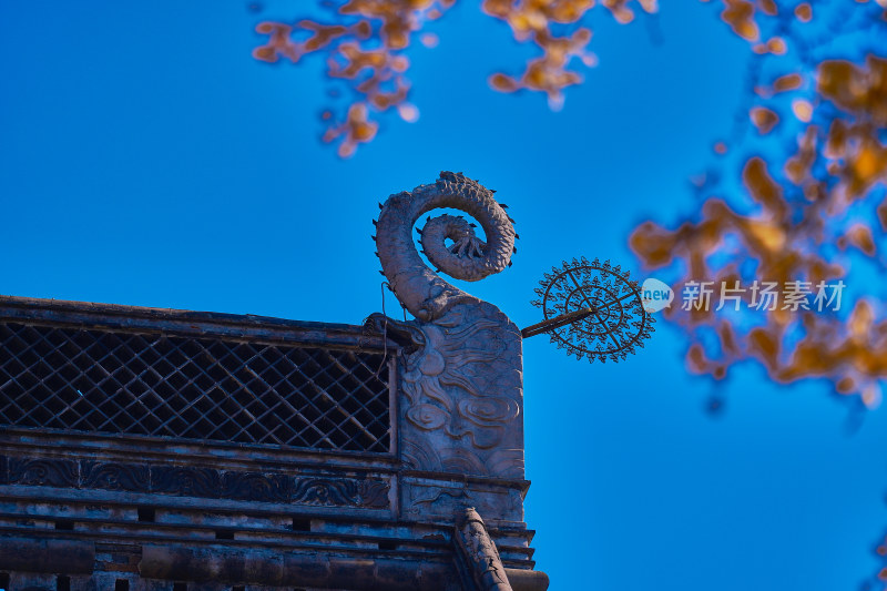 秋色相映的山中寺庙