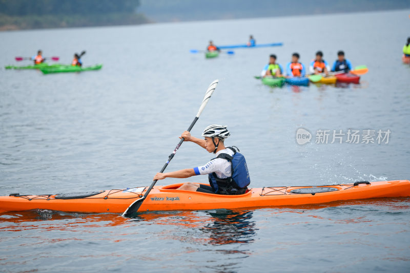 皮划艇湖面竞速  激流勇进