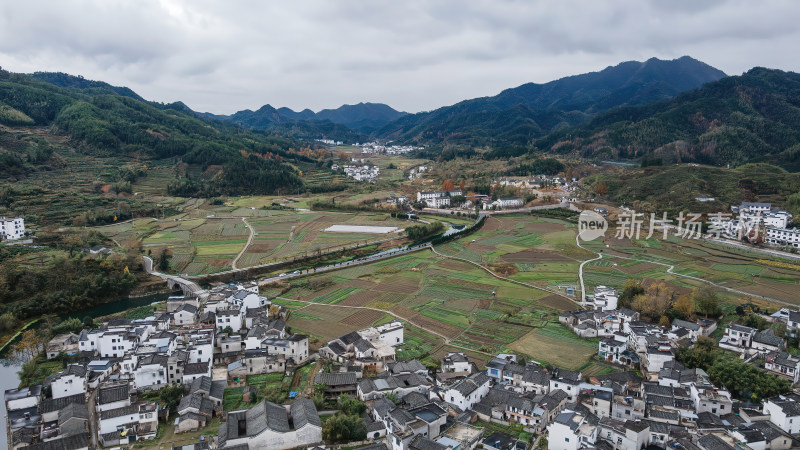 安徽呈坎村山村秋景徽派建筑群航拍