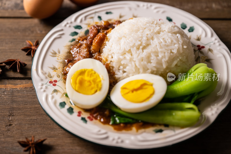 一盘放在桌子上的台式卤肉饭