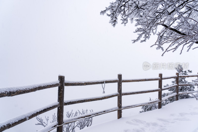 寒冷冬季景区雪后栈道