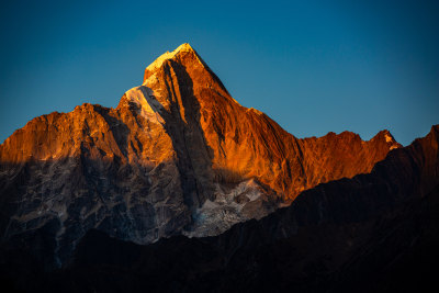 夕阳下的壮丽山峰