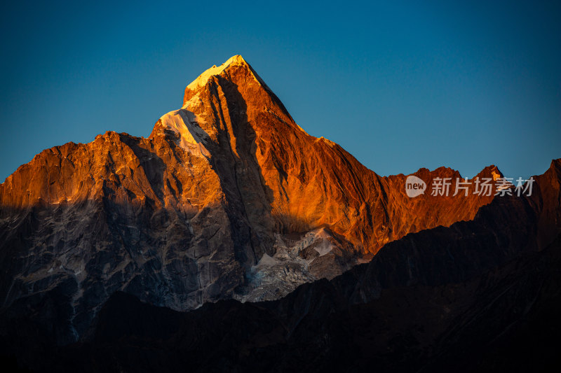 夕阳下的壮丽山峰