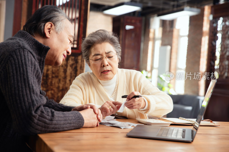 老年夫妇做养老金理财