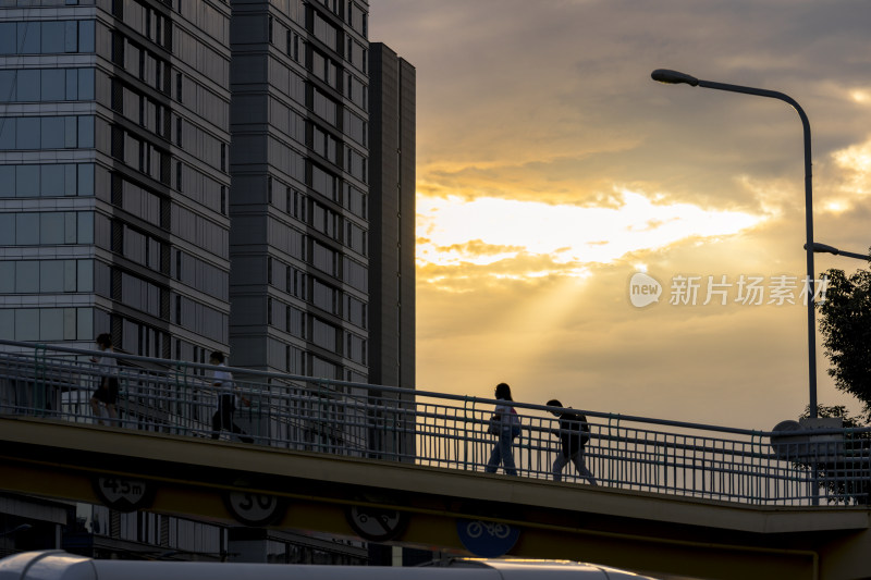 城市街道天桥上下班的匆匆过客