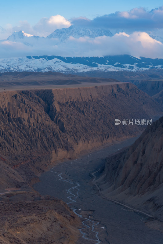 新疆天山峡谷日落