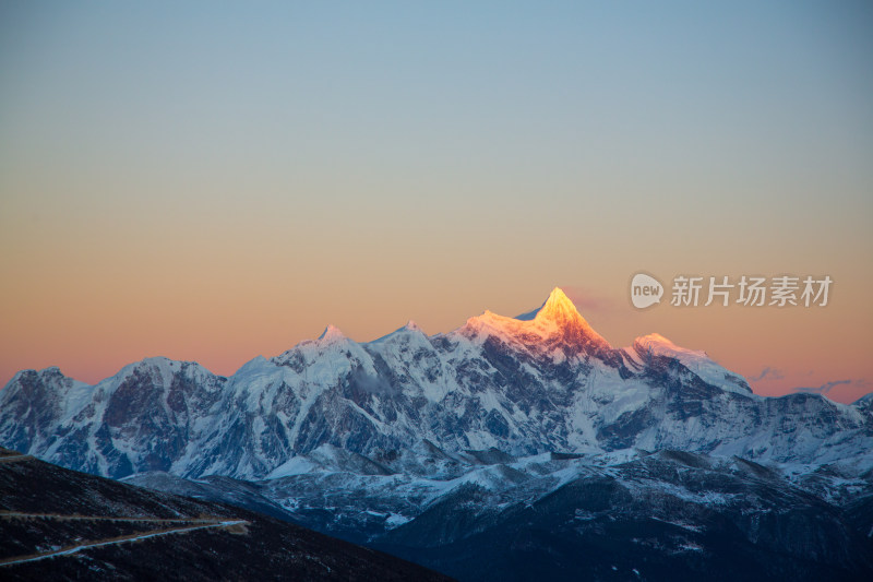 西藏林芝雪景南迦巴瓦峰日照金山雪山夕阳